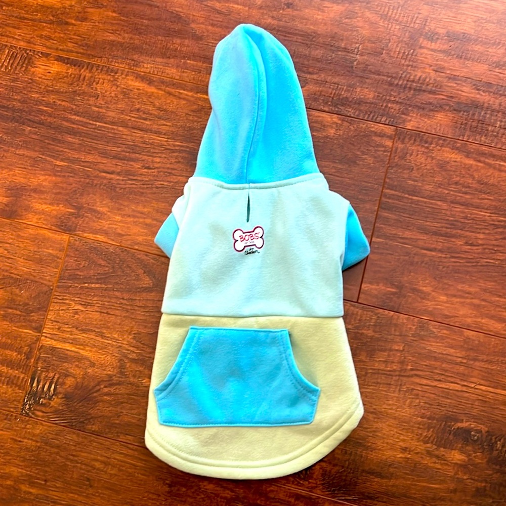 Dog sweatshirt size medium fits up to 14 pounds